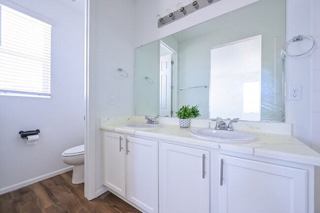 Foto del edificio - 23621 E 5th Dr