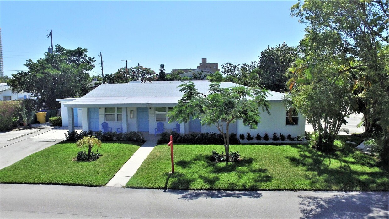 Primary Photo - 2400 W Park Dr