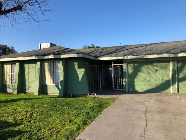 Building Photo - Stockton 2 Bedroom 1 Bath Duplex