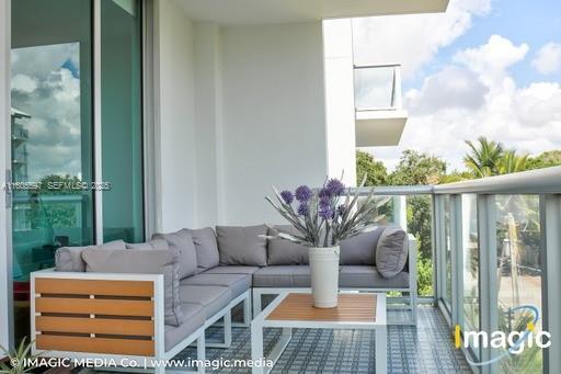 Foto del edificio - 720 NE 62nd St