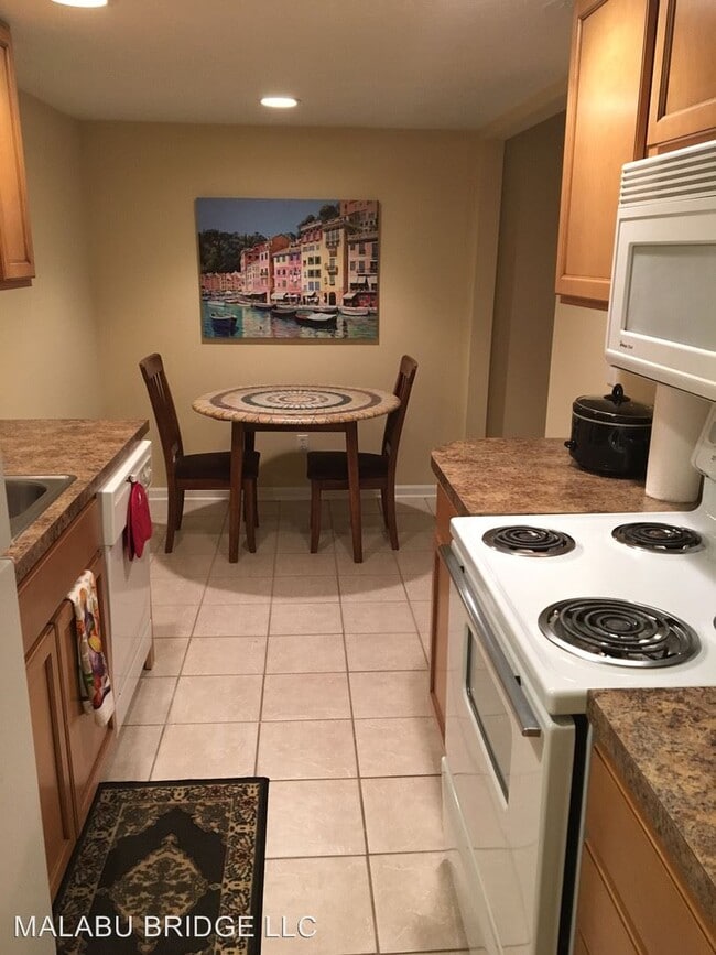 Building Photo - 828 Malabu Dr