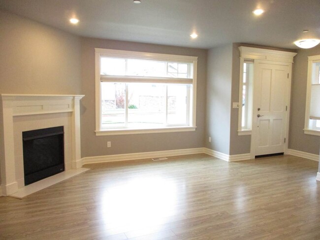 Building Photo - 2 Bedroom 2 Bath Condo in the Hunt Highlan...