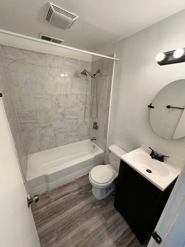 Full bath - 518 1/2 W Walnut St