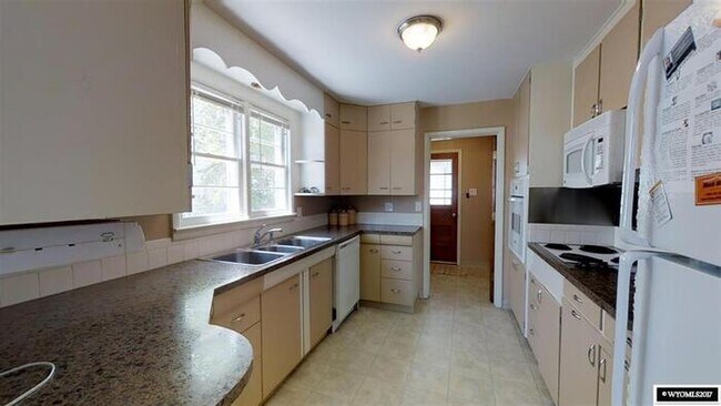 Building Photo - 3 bed, 1 bath Home For Rent