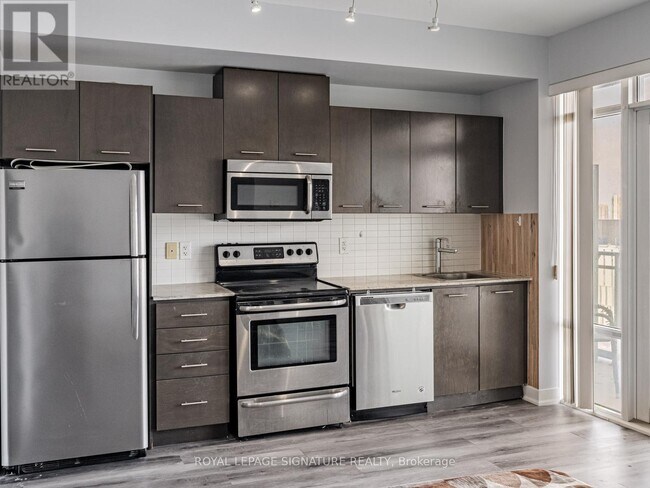 Photo du bâtiment - 360 Square One Dr