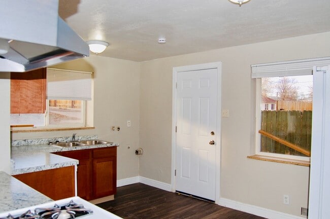 Updated 3Bedroom- In-Unit Laundry-$1,000 Move-In credit - Updated 3Bedroom- In-Unit Laundry-$1,000 Move-In credit Apartment