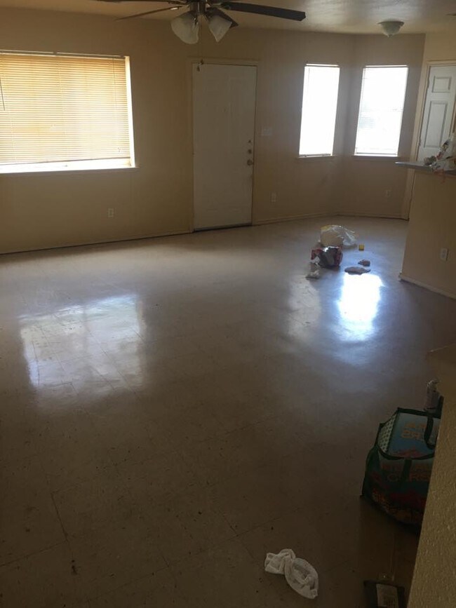 Building Photo - 820-822-822 Sagewood