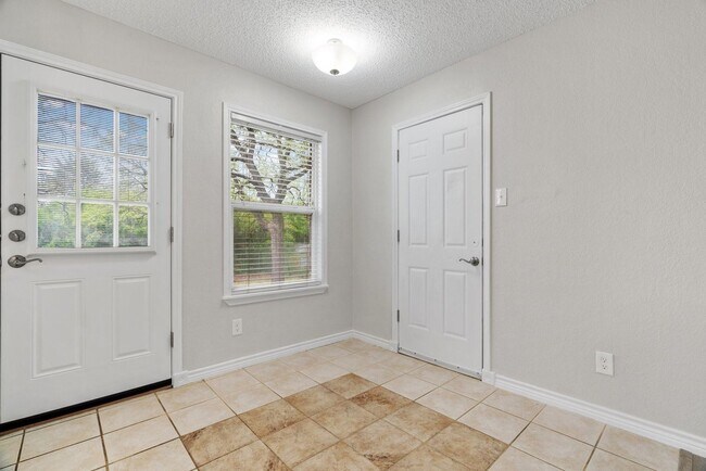 Foto del edificio - Three Bedroom Two Bathroom Home with Large...