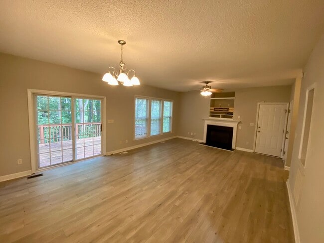 Foto del edificio - 2425 Laurel Falls Ln