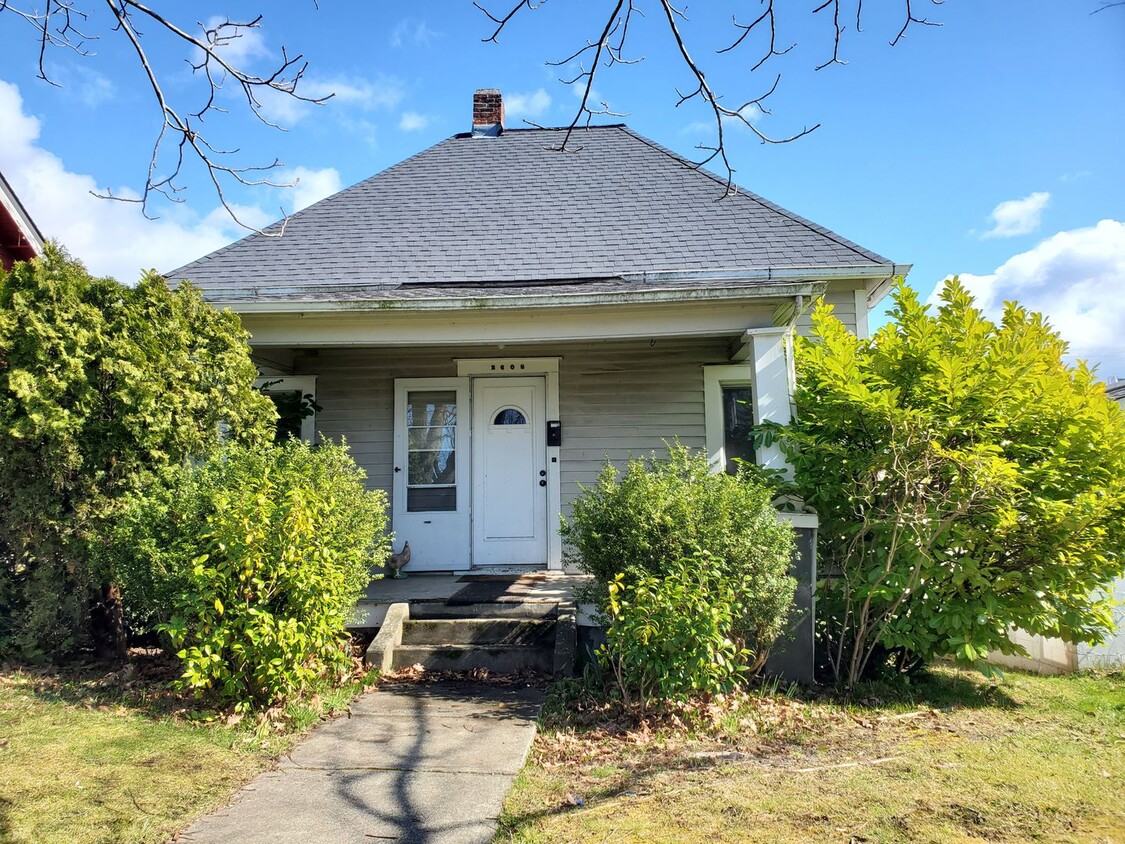 Foto principal - Charming older home on a cute tree lined s...