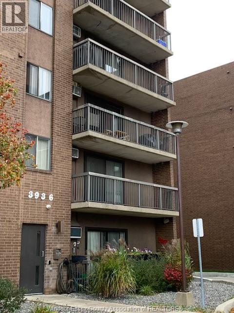 Building Photo - 3936 Wyandotte St E