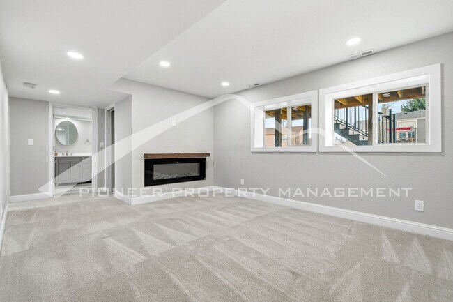 Building Photo - Stunning Home with Fenced Yard and Central AC