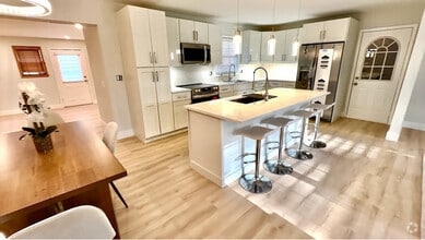 Building Photo - 1605 Ivy Dr