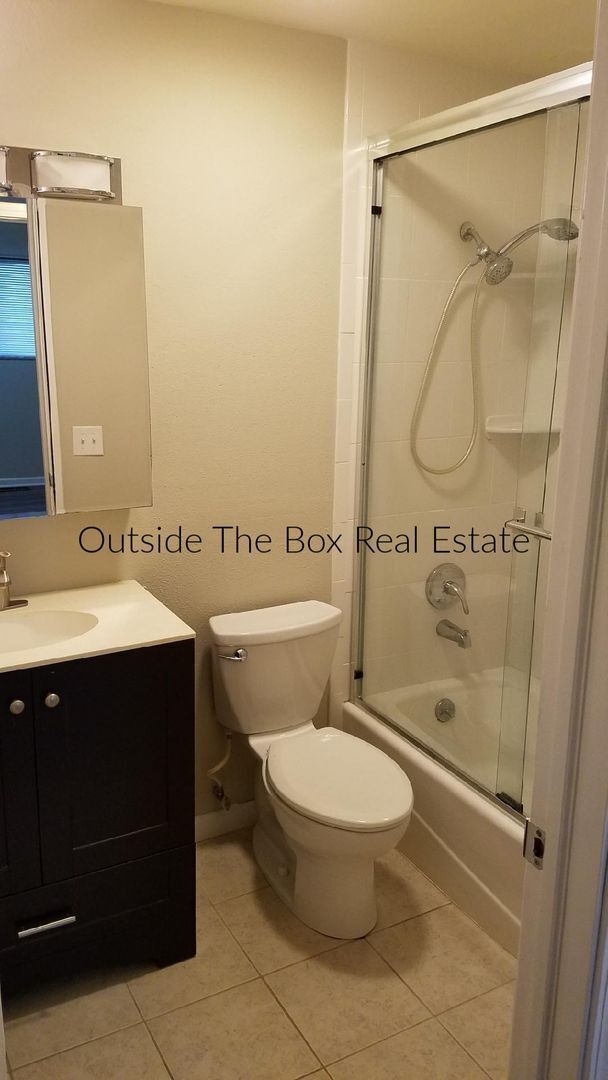 Building Photo - Three Bedroom Ranch in Kettering!
