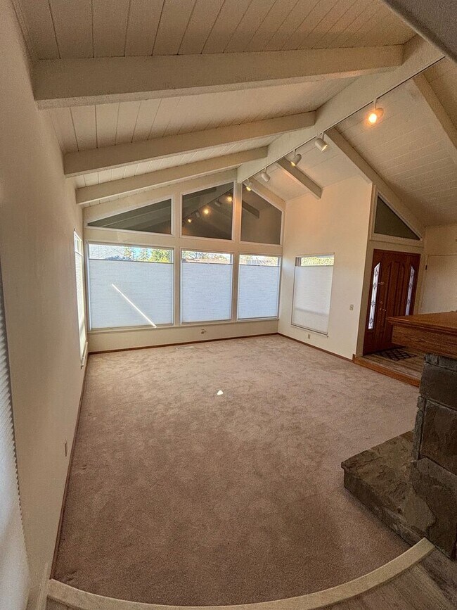 Building Photo - Updated 3 bedroom 2 bathroom Single Family...