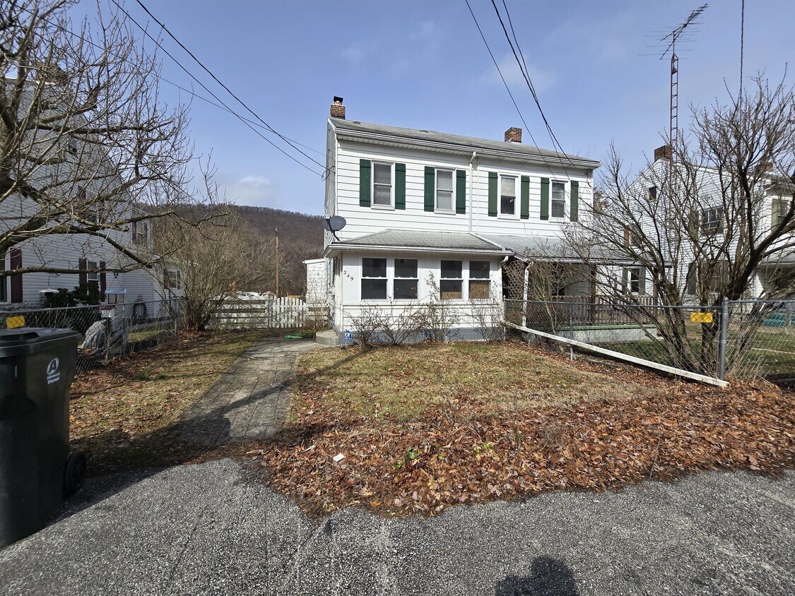 Foto principal - 249 Pine Grove Rd