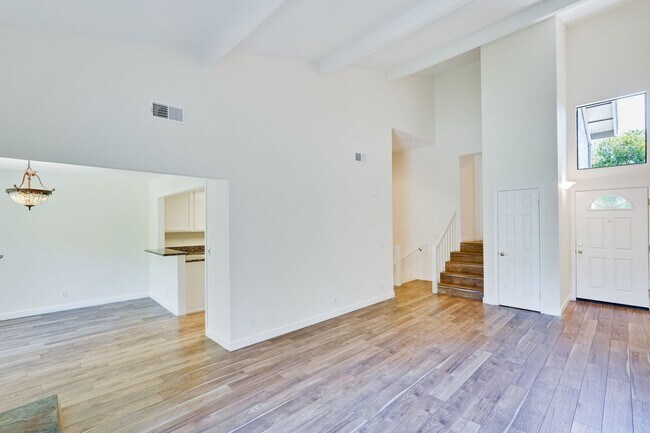 Building Photo - Santa Clara/Must See Stunning Tri-level 2/2.5 Townhome !