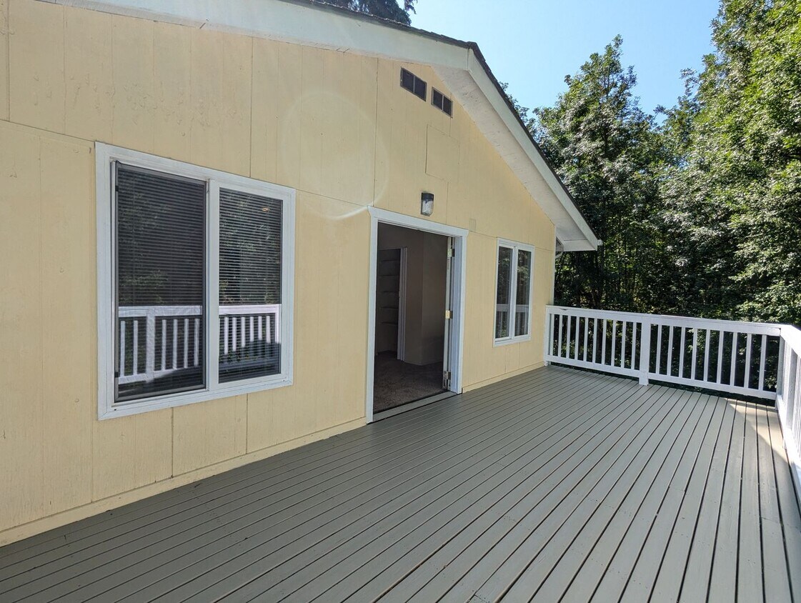 Foto principal - Charming 1 Bedroom Apartment w/ Deck Overl...