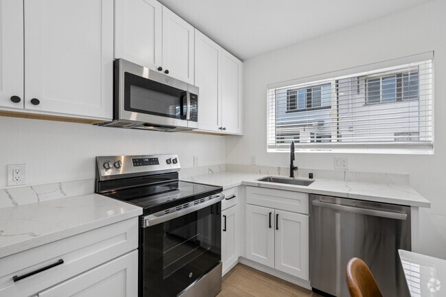 ADUA - 5BR, 2BA - 1,197SF - Kitchen - 2618 College