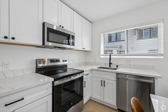 ADUA - 5HAB, 2BA - 1,197 ft² - Cocina - 2618 College