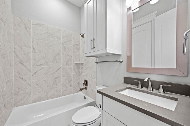 Building Photo - 406 W 28th St