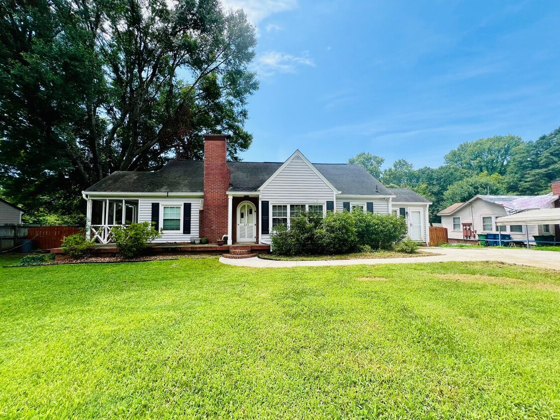 Primary Photo - 623 Tuckaseege Rd