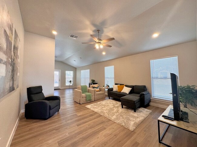 Building Photo - 10817 Saloon St