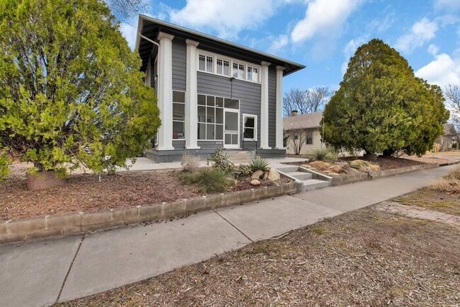 Building Photo - Renovated 2 Bedroom in Downtown Victorian Complex