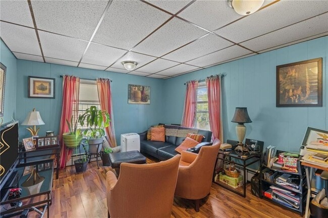 Building Photo - 528 Lonsdale Ave