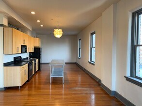 Building Photo - 913 Monmouth St