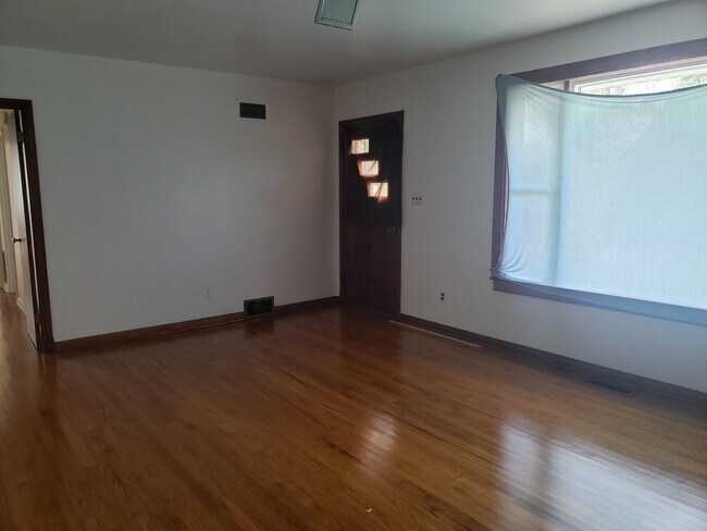 Building Photo - 4089 Solomons Island Rd