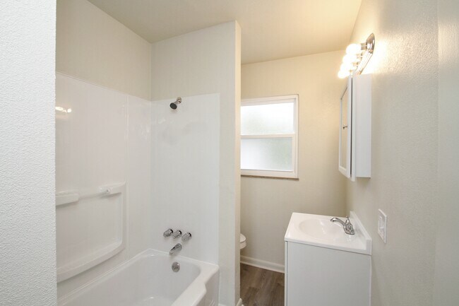 Baño - 1303 S Cove Blvd