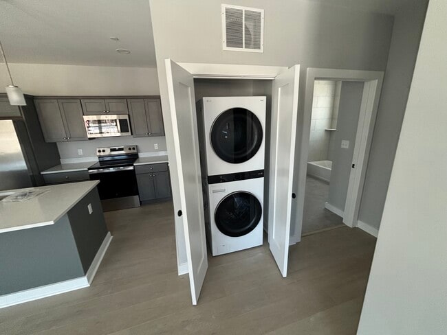 Building Photo - 12 Station St