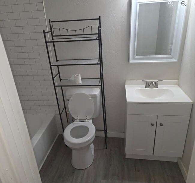 Photo - 413 E Washington Ave Apartment