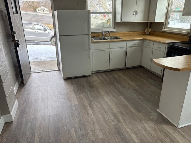 Building Photo - 2 bedroom, 1 bathroom home available in Winston-Salem!