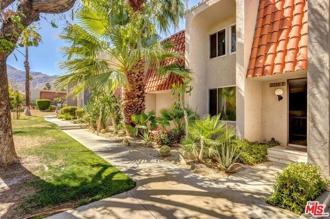 Foto del edificio - 2230 N Indian Canyon Dr