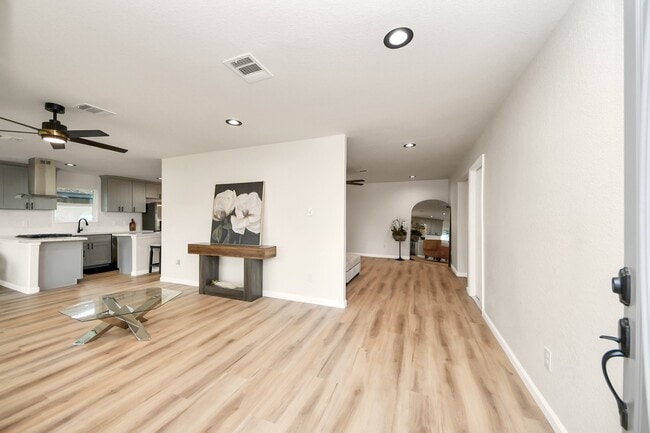 Foto del edificio - 2407 Crestdale Dr