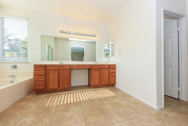 Building Photo - 6976 Lisa Dr