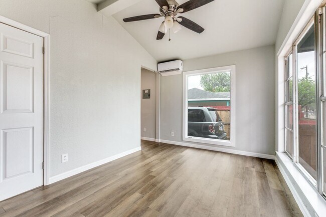 Building Photo - 146 Caddo, A