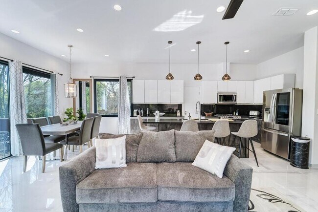 Building Photo - 1409 E M. Franklin Ave