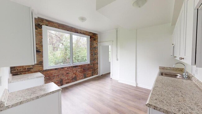 Building Photo - 245 N 18th ST