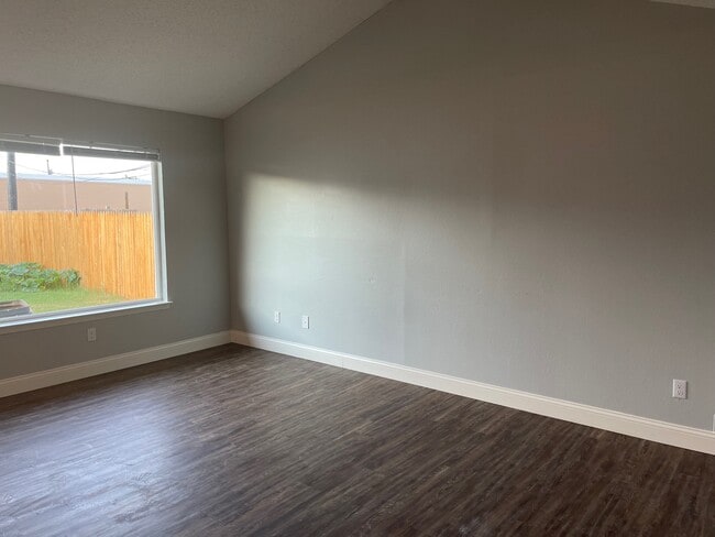 Living Area - 4410 Thomason Dr