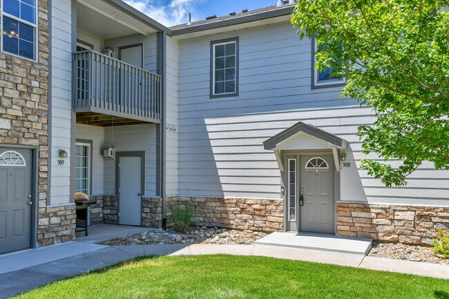 Foto del edificio - $2,000 - 2 Bed, 2 Bath Updated Townhome in...