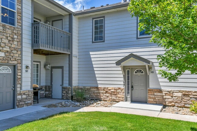 Building Photo - $2,250 - 2 Bed, 2 Bath Updated Townhome in...