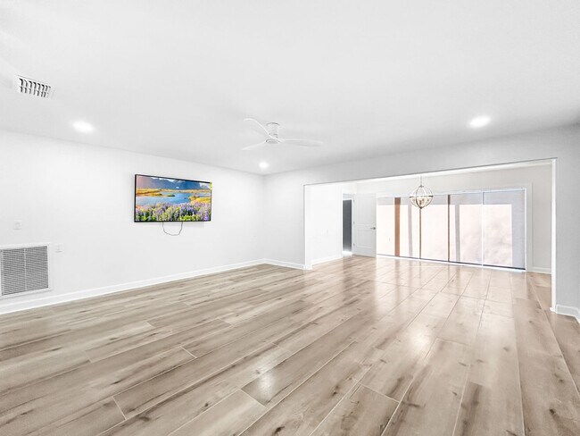 Foto del edificio - Amazing Indian Rocks Beach Waterfront Rental – Dock, Boat Lift & Garage! 3bed | 2bath