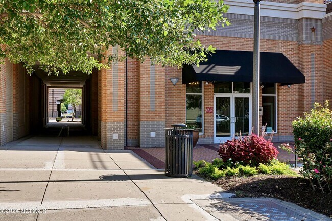 Foto del edificio - Experience the Heart of It All - at Mayfaire Townview!