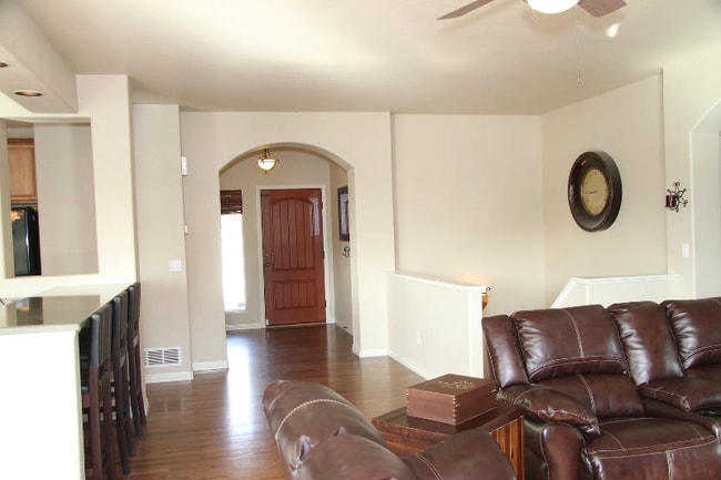 Building Photo - 2424 Sierra Oak Dr