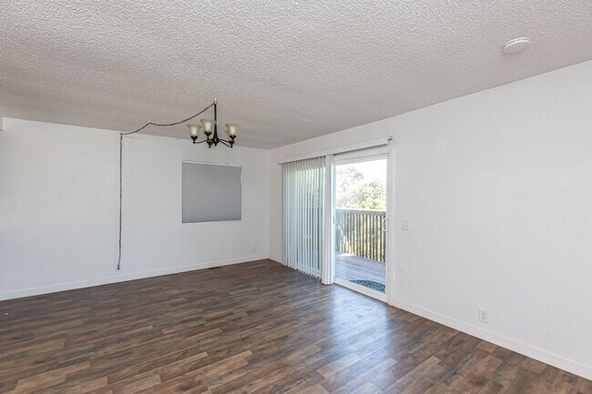Building Photo - Portola Ave 1026 (Tiffany &amp; Brittany)