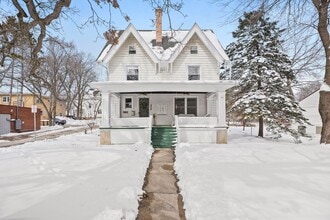 Building Photo - 318 W Lakeside St