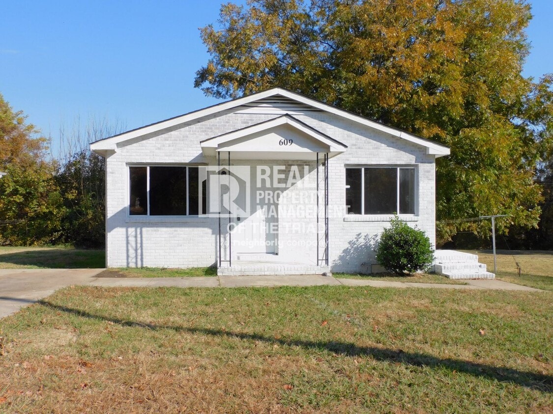 Primary Photo - 3 bed/1.5 bath Bungalow in the Heart of Hi...